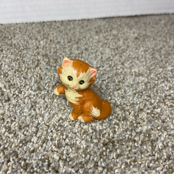 Vintage Mattel 1991 Courtney Pet Pals Kitty Figurine Raised Paw Brown and cream - Picture 1 of 7